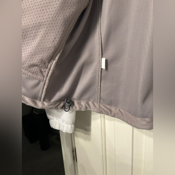 North Face Women’s Windwall Cream and Taupe Jacket - Picture 6 of 10